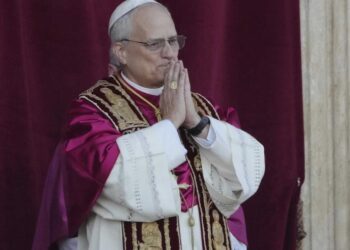 El papa lamenta «el uso de la religión para justificar las guerras», en misa en Estambul
