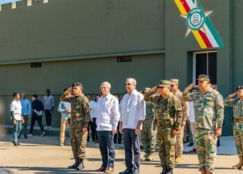Kast defiende “mano dura” contra la migración tras conocer el muro fronterizo dominicano