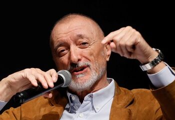 Arturo Pérez-Reverte, escritor: “No esperéis a que se mueran, preguntad a los abuelos antes de que se vayan”