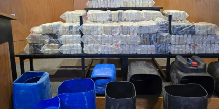 Decomisan alijo cocaína en tanques gasolina