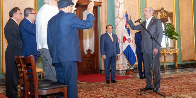 Abinader juramenta comisión Museo Histórico Gesta de Abril