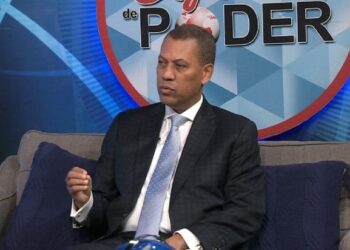 Presidente del INDOTEL alerta sobre noticias falsas en redes imagen Guido Gómez Mazara Por REDACCIONFecha: 12/04/2026 Comparte:     SANTO DOMINGO. – El presidente del Instituto Dominicano de las Telecomunicaciones (INDOTEL), Guido Gómez Mazara, reveló que en el país funcionan 10 millones de celulares, el 88.5% de la población tiene acceso a internet y el 62% de la información en las redes es falsa.  Alertó que el 70% de la gente reproduce ese contenido y que una mentira circula seis veces más rápido que la verdad.  Estos elementos constituyen un desafío para el país, dijo el funcionario al ser entrevistado por el periodista Federico Méndez, en el programa Esferas de Poder, que se transmite los domingos por RNN Canal 27.  EXPONE EJEMPLOS CONCRETOS  Explicó que, aunque las recientes lluvias que afectaron el país tuvieron un impacto real, “muchas personas subieron a las redes sociales imágenes de otros países”.  Señaló que la inteligencia artificial es una herramienta fundamental, pero también facilita la falsificación de voces e imágenes, por lo que consideró necesario reforzar los mecanismos de verificación de los contenidos.  LLAMADAS FRAUDULENTAS PROVIENEN DE CÁRCELES  Gómez Mazara reveló que el 36 % de los robos tiene como objetivo teléfonos celulares, mientras que el 90 % de las llamadas fraudulentas se origina desde las cárceles.  Puntualizó que esta situación ha obligado al INDOTEL a fortalecer la inversión en el Departamento de Investigación de Crímenes y Delitos de Alta Tecnología (DICAT.  LOS NIÑOS VIVEN CONECTADOS 8.5 HORAS DIARIAS  Subrayó que los niños dominicanos, entre 8 y 14 años, dedican en promedio 8.5 horas diarias al uso de internet, y defendió que en las aulas se les distancie de estos dispositivos, al considerar que pueden afectar su concentración.  Consideró necesario también redoblar los esfuerzos para que la conectividad sea más efectiva en las zonas rurales.