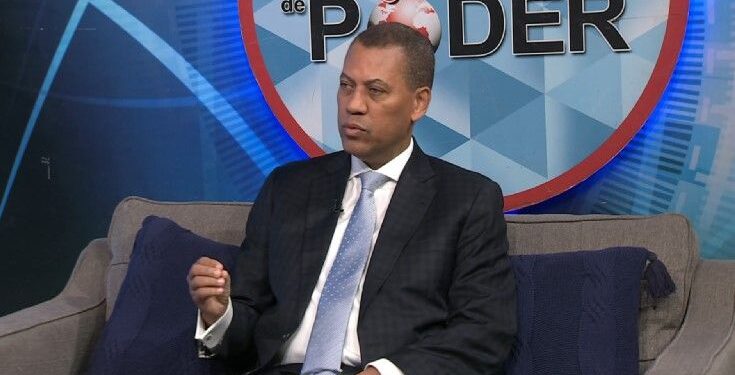 Presidente del INDOTEL alerta sobre noticias falsas en redes imagen Guido Gómez Mazara Por REDACCIONFecha: 12/04/2026 Comparte: SANTO DOMINGO. – El presidente del Instituto Dominicano de las Telecomunicaciones (INDOTEL), Guido Gómez Mazara, reveló que en el país funcionan 10 millones de celulares, el 88.5% de la población tiene acceso a internet y el 62% de la información en las redes es falsa. Alertó que el 70% de la gente reproduce ese contenido y que una mentira circula seis veces más rápido que la verdad. Estos elementos constituyen un desafío para el país, dijo el funcionario al ser entrevistado por el periodista Federico Méndez, en el programa Esferas de Poder, que se transmite los domingos por RNN Canal 27. EXPONE EJEMPLOS CONCRETOS Explicó que, aunque las recientes lluvias que afectaron el país tuvieron un impacto real, “muchas personas subieron a las redes sociales imágenes de otros países”. Señaló que la inteligencia artificial es una herramienta fundamental, pero también facilita la falsificación de voces e imágenes, por lo que consideró necesario reforzar los mecanismos de verificación de los contenidos. LLAMADAS FRAUDULENTAS PROVIENEN DE CÁRCELES Gómez Mazara reveló que el 36 % de los robos tiene como objetivo teléfonos celulares, mientras que el 90 % de las llamadas fraudulentas se origina desde las cárceles. Puntualizó que esta situación ha obligado al INDOTEL a fortalecer la inversión en el Departamento de Investigación de Crímenes y Delitos de Alta Tecnología (DICAT. LOS NIÑOS VIVEN CONECTADOS 8.5 HORAS DIARIAS Subrayó que los niños dominicanos, entre 8 y 14 años, dedican en promedio 8.5 horas diarias al uso de internet, y defendió que en las aulas se les distancie de estos dispositivos, al considerar que pueden afectar su concentración. Consideró necesario también redoblar los esfuerzos para que la conectividad sea más efectiva en las zonas rurales.