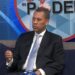 Presidente del INDOTEL alerta sobre noticias falsas en redes imagen Guido Gómez Mazara Por REDACCIONFecha: 12/04/2026 Comparte: SANTO DOMINGO. – El presidente del Instituto Dominicano de las Telecomunicaciones (INDOTEL), Guido Gómez Mazara, reveló que en el país funcionan 10 millones de celulares, el 88.5% de la población tiene acceso a internet y el 62% de la información en las redes es falsa. Alertó que el 70% de la gente reproduce ese contenido y que una mentira circula seis veces más rápido que la verdad. Estos elementos constituyen un desafío para el país, dijo el funcionario al ser entrevistado por el periodista Federico Méndez, en el programa Esferas de Poder, que se transmite los domingos por RNN Canal 27. EXPONE EJEMPLOS CONCRETOS Explicó que, aunque las recientes lluvias que afectaron el país tuvieron un impacto real, “muchas personas subieron a las redes sociales imágenes de otros países”. Señaló que la inteligencia artificial es una herramienta fundamental, pero también facilita la falsificación de voces e imágenes, por lo que consideró necesario reforzar los mecanismos de verificación de los contenidos. LLAMADAS FRAUDULENTAS PROVIENEN DE CÁRCELES Gómez Mazara reveló que el 36 % de los robos tiene como objetivo teléfonos celulares, mientras que el 90 % de las llamadas fraudulentas se origina desde las cárceles. Puntualizó que esta situación ha obligado al INDOTEL a fortalecer la inversión en el Departamento de Investigación de Crímenes y Delitos de Alta Tecnología (DICAT. LOS NIÑOS VIVEN CONECTADOS 8.5 HORAS DIARIAS Subrayó que los niños dominicanos, entre 8 y 14 años, dedican en promedio 8.5 horas diarias al uso de internet, y defendió que en las aulas se les distancie de estos dispositivos, al considerar que pueden afectar su concentración. Consideró necesario también redoblar los esfuerzos para que la conectividad sea más efectiva en las zonas rurales.