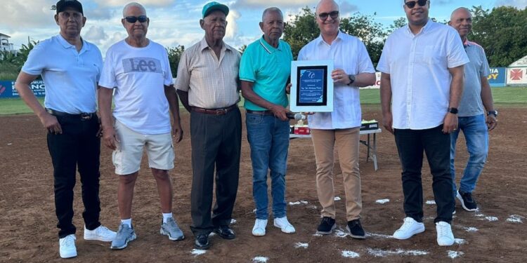 Liga Villa Progreso inicio torneo de Sóftbol y reconoció a Igor Rodríguez Durán.