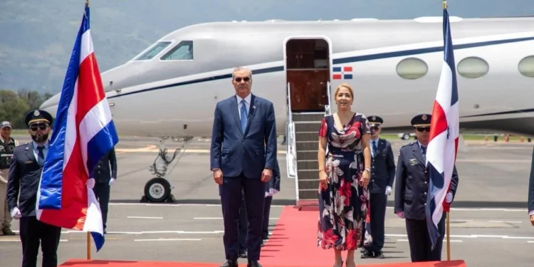 Abinader llega a Costa Rica para traspaso de mando presidencial