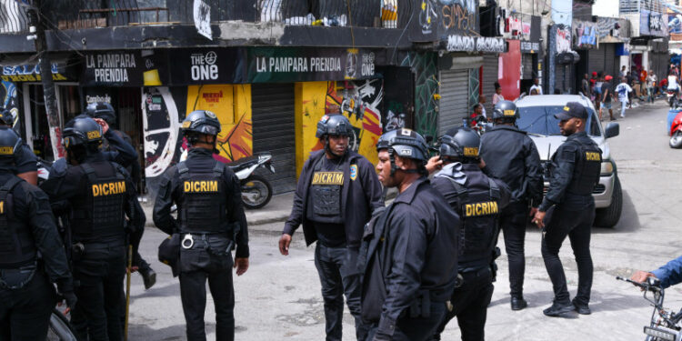 Intervienen calle 42 Capotillo y arrestan a siete por drogas