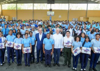 Insta a estudiantes a prepararse en las carreras de alta demanda