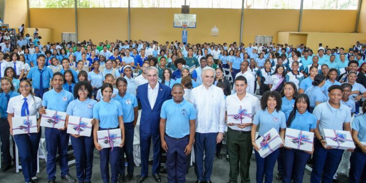 Insta a estudiantes a prepararse en las carreras de alta demanda