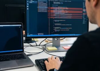 Top 10 de las carreras universitarias que necesitan programación y que desaparecerían en 2028, según la IA