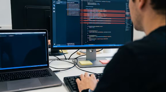 Top 10 de las carreras universitarias que necesitan programación y que desaparecerían en 2028, según la IA