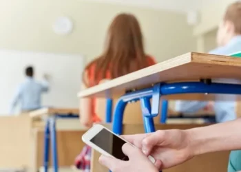 Ministro de Educación anuncia nuevas restricciones al uso de celulares en centros educativos
