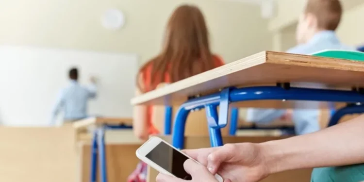 Ministro de Educación anuncia nuevas restricciones al uso de celulares en centros educativos