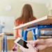 Ministro de Educación anuncia nuevas restricciones al uso de celulares en centros educativos