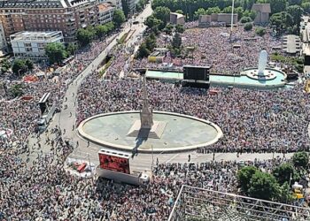 Papa encabeza multitudinarios actos en la capital española