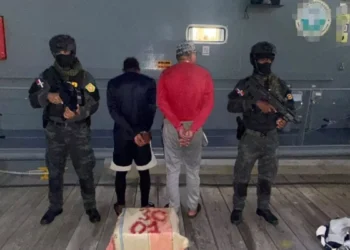 Ocupan 30 paquetes de cocaína frente a las costas de Peravia; apresan dos hombres