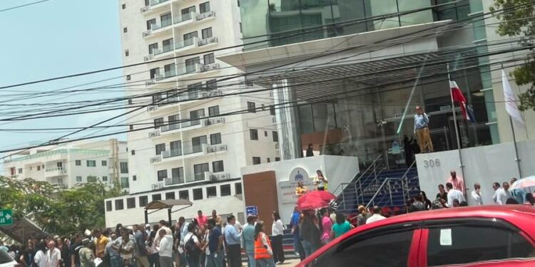 Sismo 5.0 sacude a la R. Dom; evacúan edificios en la capital