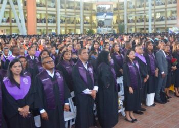 Rector exhorta a graduandos a seguir el ejemplo de egresados destacados de la UASD