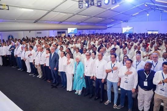 PRM modifica sus estatutos y allana el camino para una eventual presidencia de Abinader