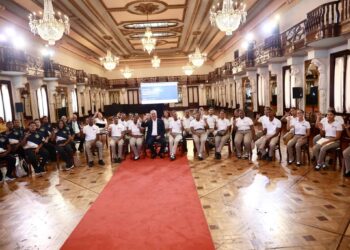 Abinader recibe a 53 estudiantes con discapacidad auditiva que destacaron en inteligencia artificial