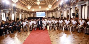 Abinader recibe a 53 estudiantes con discapacidad auditiva que destacaron en inteligencia artificial