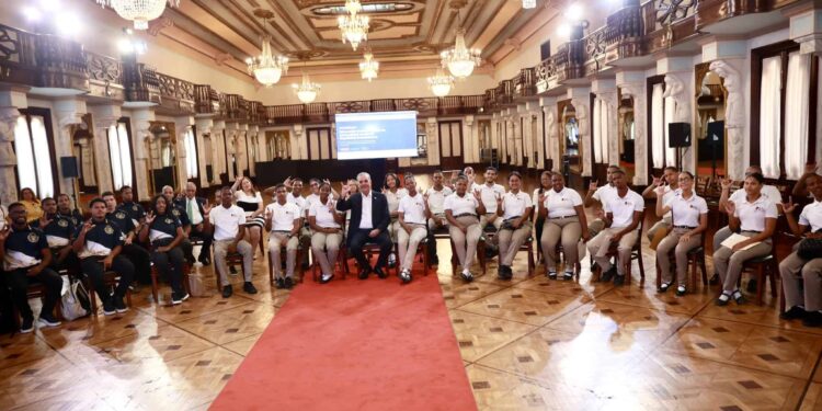 Abinader recibe a 53 estudiantes con discapacidad auditiva que destacaron en inteligencia artificial
