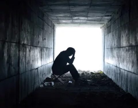 Señales silenciosas: cómo reconocer que una persona podría estar en riesgo suicida