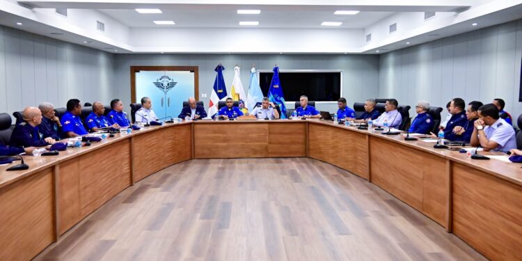 Director general del CESAC encabeza primera reunión de coordinación con directores de seguridad aeroportuaria del país