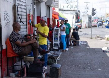 Permiso, que quiero caminar por la acera