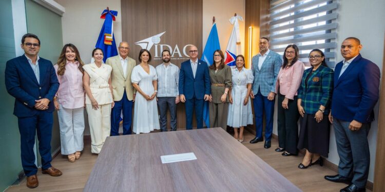 Sala del IDAC lleva nombre de Douglas Bournigal