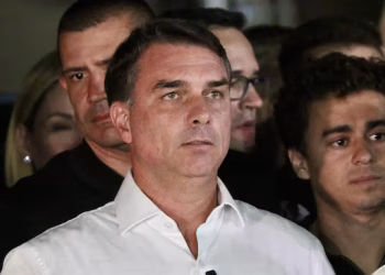 Un diputado de Flávio Bolsonaro anuncia que el excandidato presidencial ha partido rumbo al «exilio» en EEUU