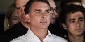 Un diputado de Flávio Bolsonaro anuncia que el excandidato presidencial ha partido rumbo al «exilio» en EEUU