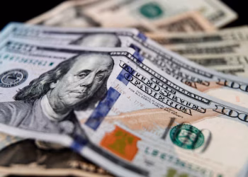 Un hombre de Texas encontró más de 128.000 dólares encima de un cajero automático y devolvió todo el dinero