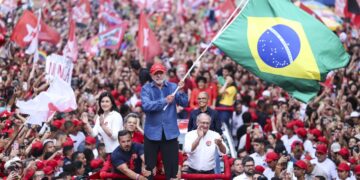 Lula logra una remontada histórica en Brasil y da la victoria a la izquierda frente al avance ultra de los Bolsonaro