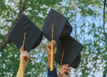 Me gradué, ¿y ahora qué?: así viven los universitarios la presión e incertidumbre de los 20