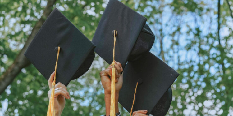 Me gradué, ¿y ahora qué?: así viven los universitarios la presión e incertidumbre de los 20